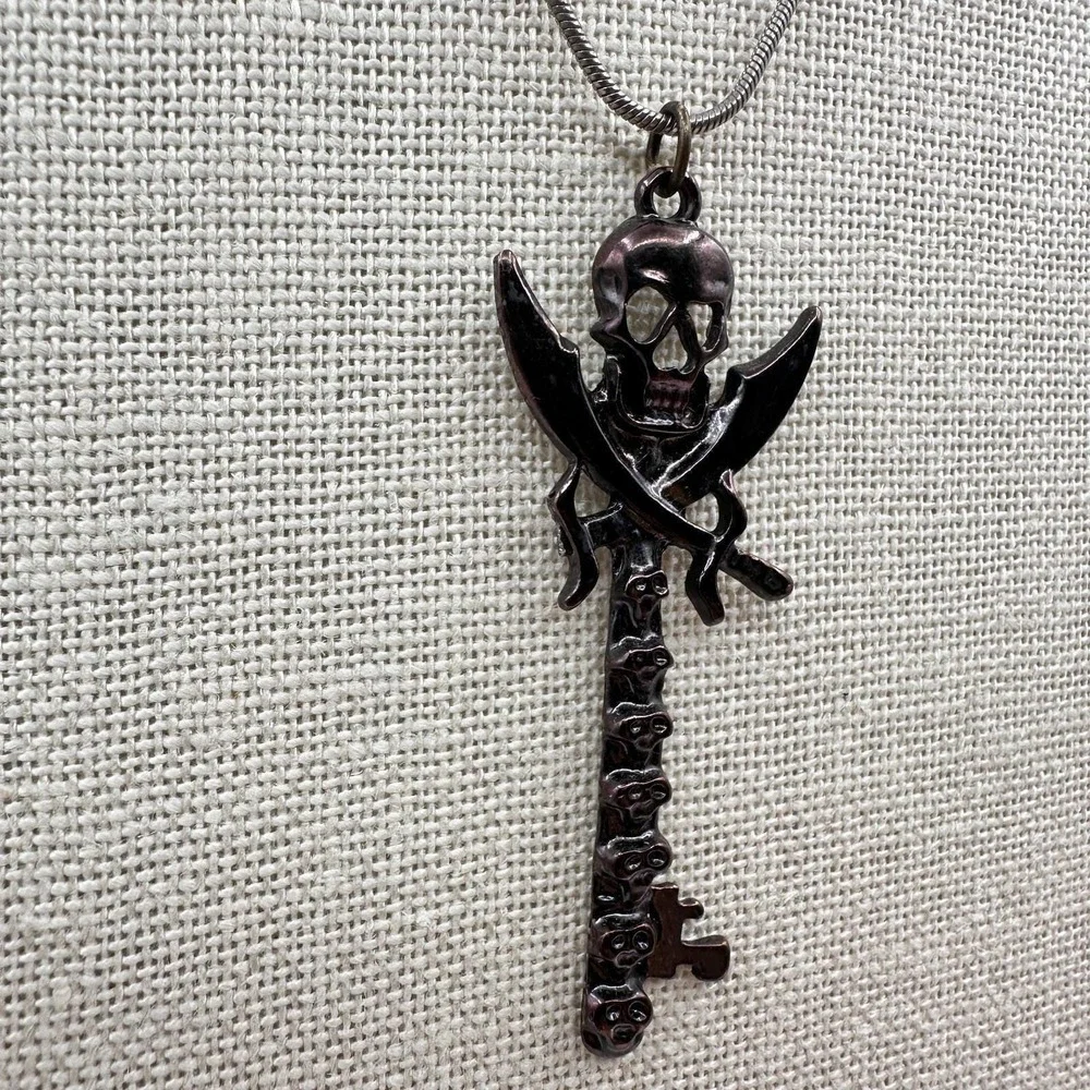 Vintage Y2K Silver Tone Snake Chain Pirate Skull Key Pendant‎ Necklace Jewelry